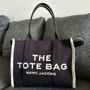 Marc Jacob’s The Tote Bag -THE
JACQUARD LARGE TOTE BAG in Black